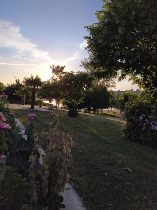 Grande Maison Avec Vue Sur Le Lac Saramon 外观 照片